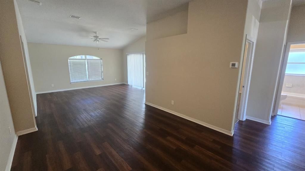 Activo con contrato: $362,000 (3 camas, 2 baños, 1592 Pies cuadrados)