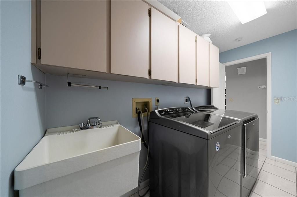For Sale: $250,000 (2 beds, 2 baths, 1968 Square Feet)