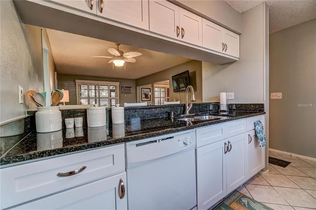 For Rent: $2,200 (2 beds, 2 baths, 936 Square Feet)