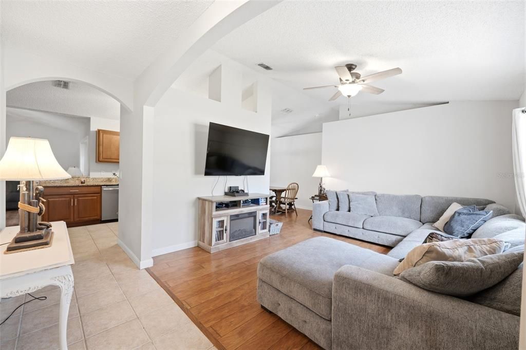 Activo con contrato: $410,000 (4 camas, 2 baños, 1848 Pies cuadrados)