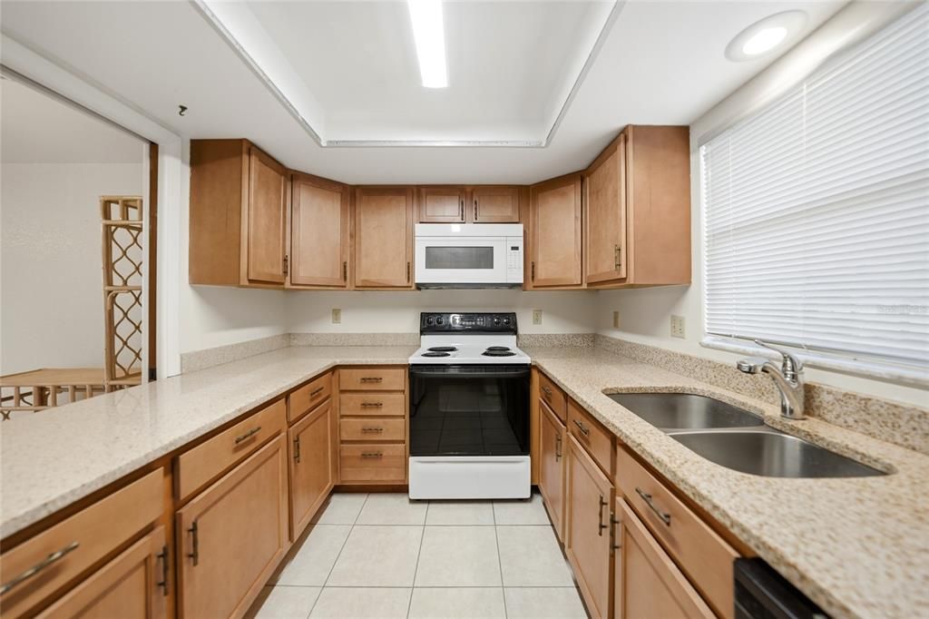 На продажу: $197,500 (2 спален, 2 ванн, 1077 Квадратных фут)