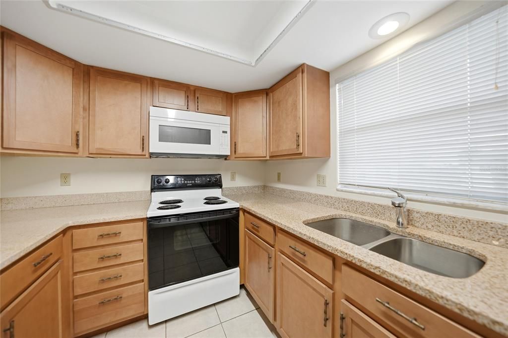 На продажу: $197,500 (2 спален, 2 ванн, 1077 Квадратных фут)