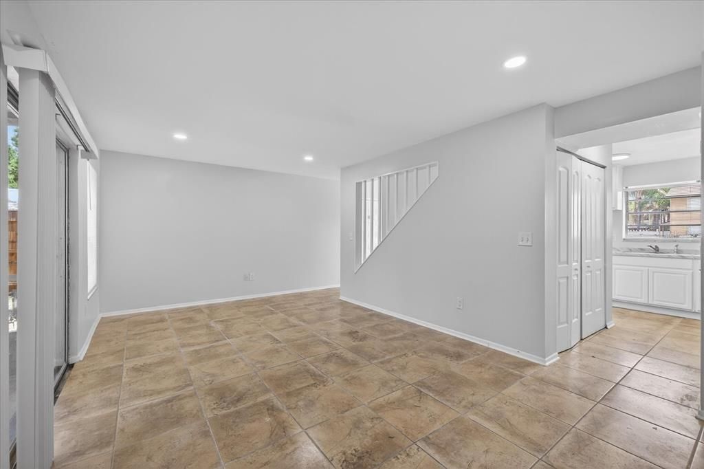 На продажу: $239,900 (2 спален, 2 ванн, 1050 Квадратных фут)