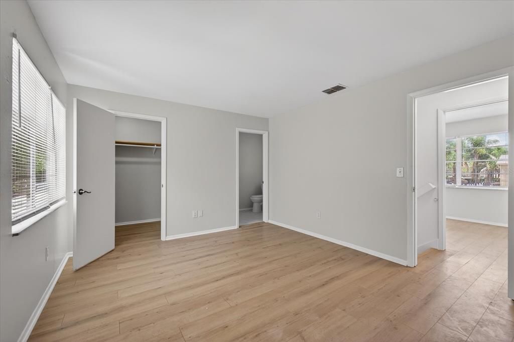 На продажу: $239,900 (2 спален, 2 ванн, 1050 Квадратных фут)