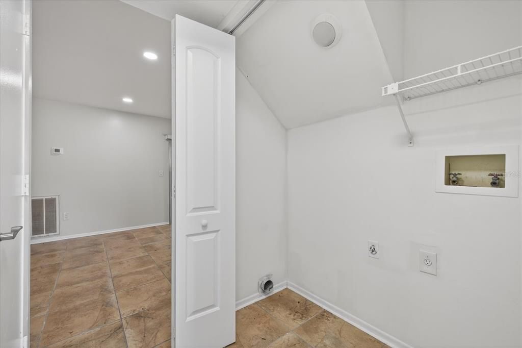На продажу: $239,900 (2 спален, 2 ванн, 1050 Квадратных фут)
