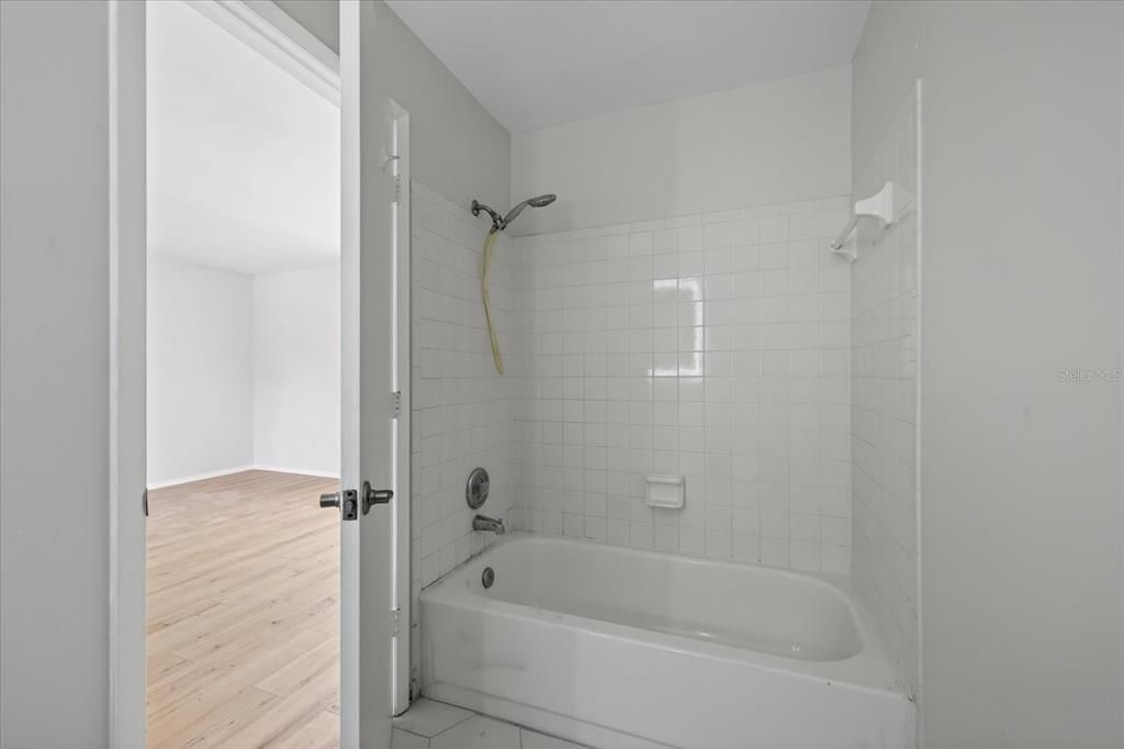 На продажу: $239,900 (2 спален, 2 ванн, 1050 Квадратных фут)