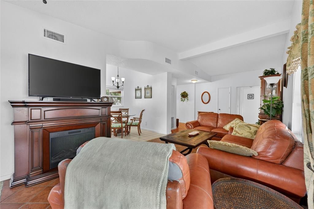 For Sale: $314,900 (3 beds, 2 baths, 1631 Square Feet)
