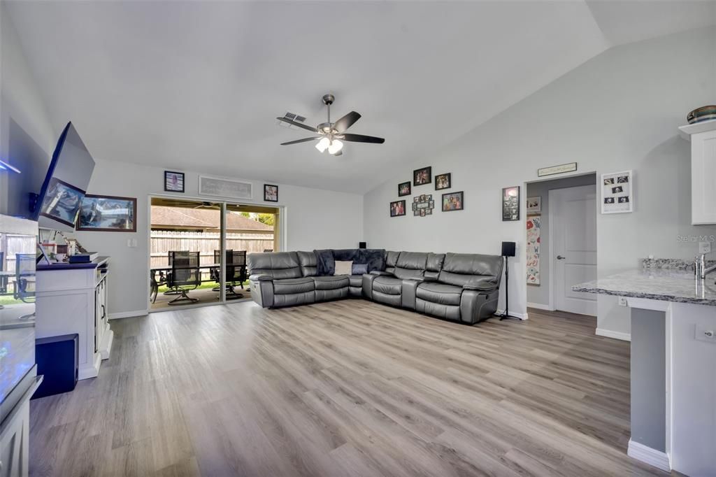 For Sale: $349,900 (4 beds, 2 baths, 1644 Square Feet)