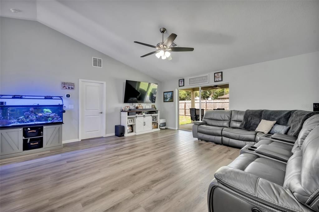 For Sale: $349,900 (4 beds, 2 baths, 1644 Square Feet)