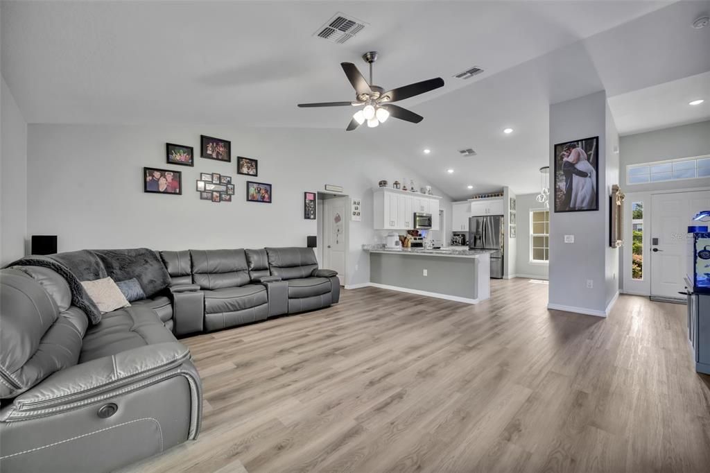 For Sale: $349,900 (4 beds, 2 baths, 1644 Square Feet)