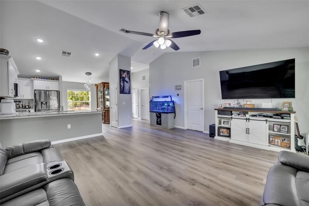 For Sale: $349,900 (4 beds, 2 baths, 1644 Square Feet)