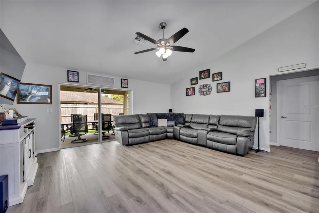 For Sale: $349,900 (4 beds, 2 baths, 1644 Square Feet)