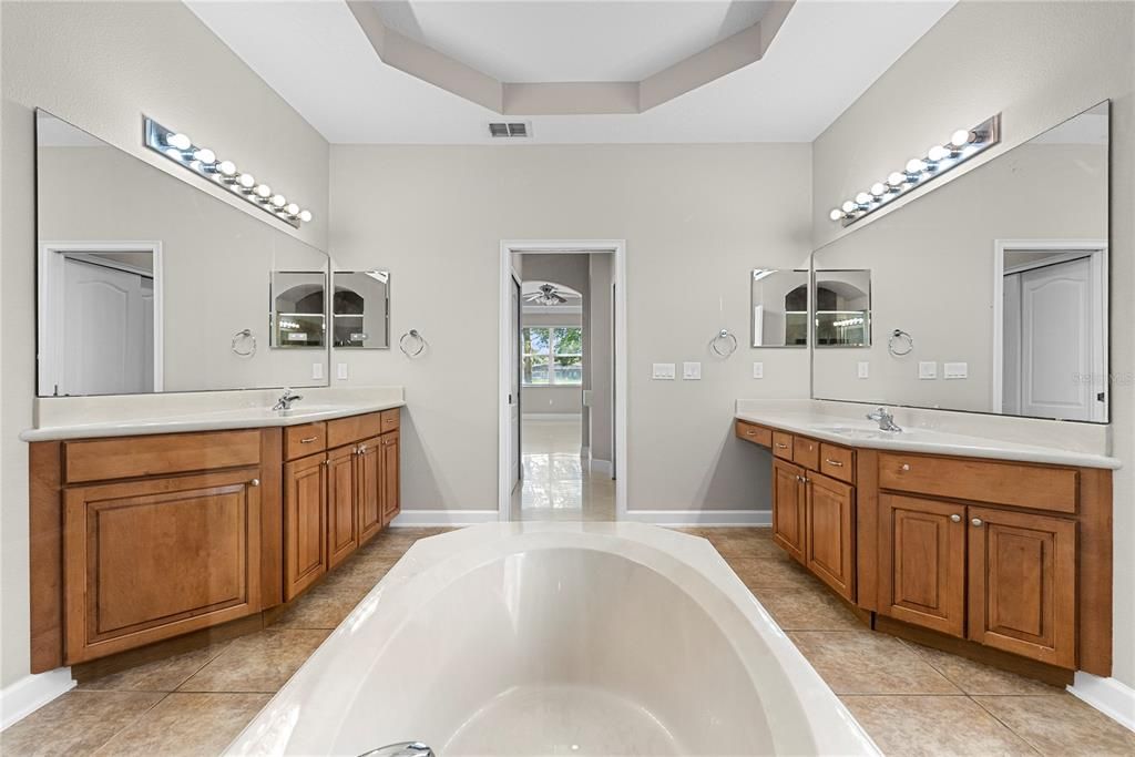Activo con contrato: $750,000 (5 camas, 4 baños, 3542 Pies cuadrados)
