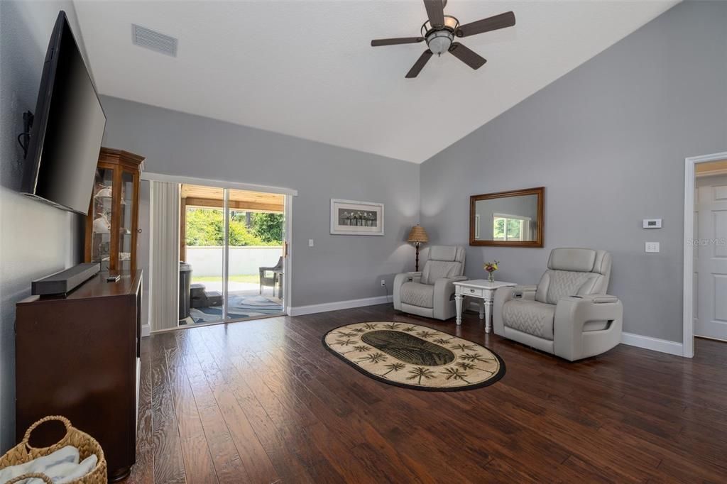 For Sale: $379,900 (3 beds, 2 baths, 1607 Square Feet)