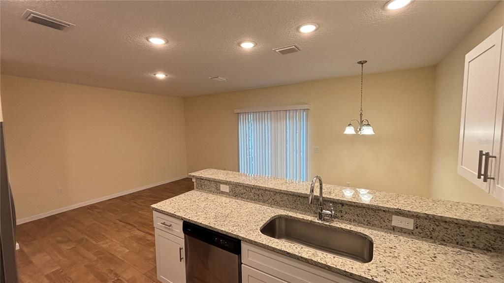 В аренду: $1,695 (3 спален, 3 ванн, 1428 Квадратных фут)