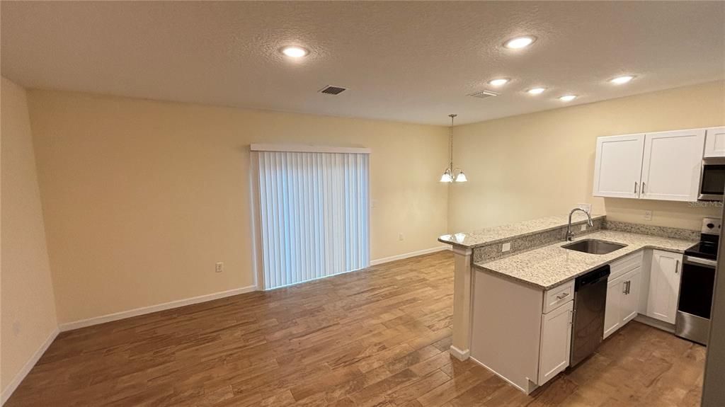 В аренду: $1,695 (3 спален, 3 ванн, 1428 Квадратных фут)