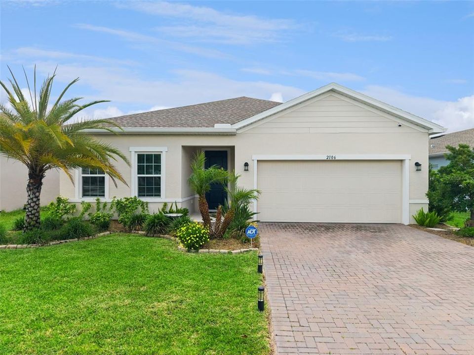 For Sale: $384,900 (4 beds, 2 baths, 1996 Square Feet)