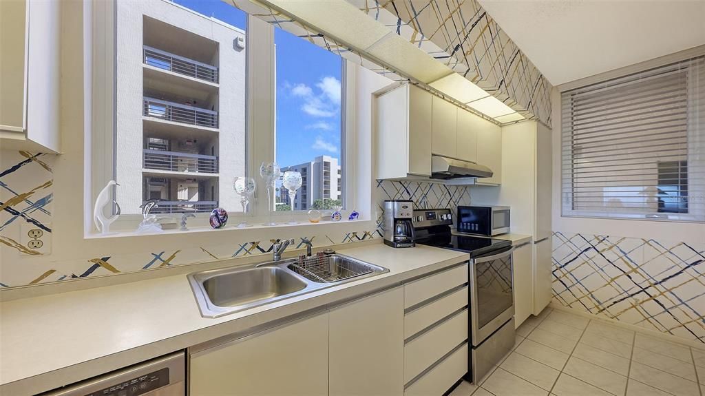 Active With Contract: $950,000 (2 beds, 2 baths, 1172 Square Feet)