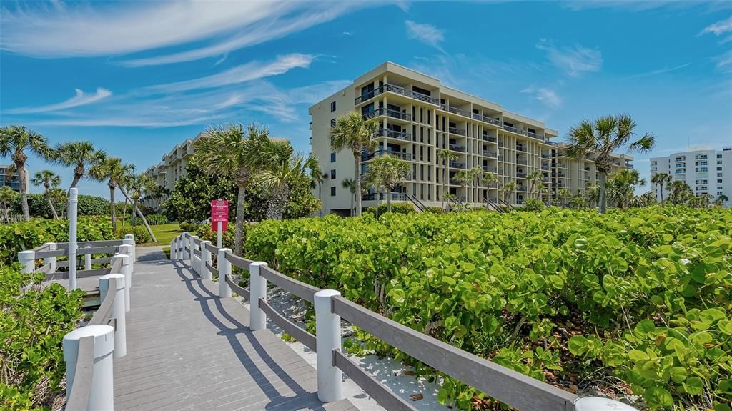 Active With Contract: $950,000 (2 beds, 2 baths, 1172 Square Feet)