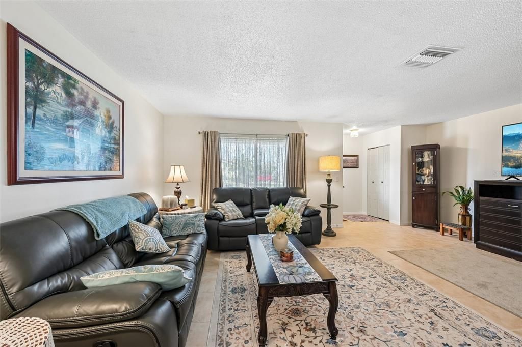 На продажу: $249,900 (2 спален, 2 ванн, 1756 Квадратных фут)