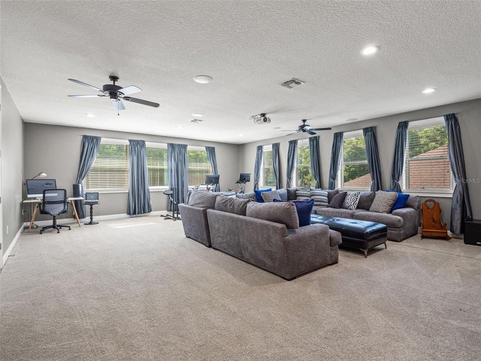 For Sale: $1,099,998 (6 beds, 4 baths, 5533 Square Feet)