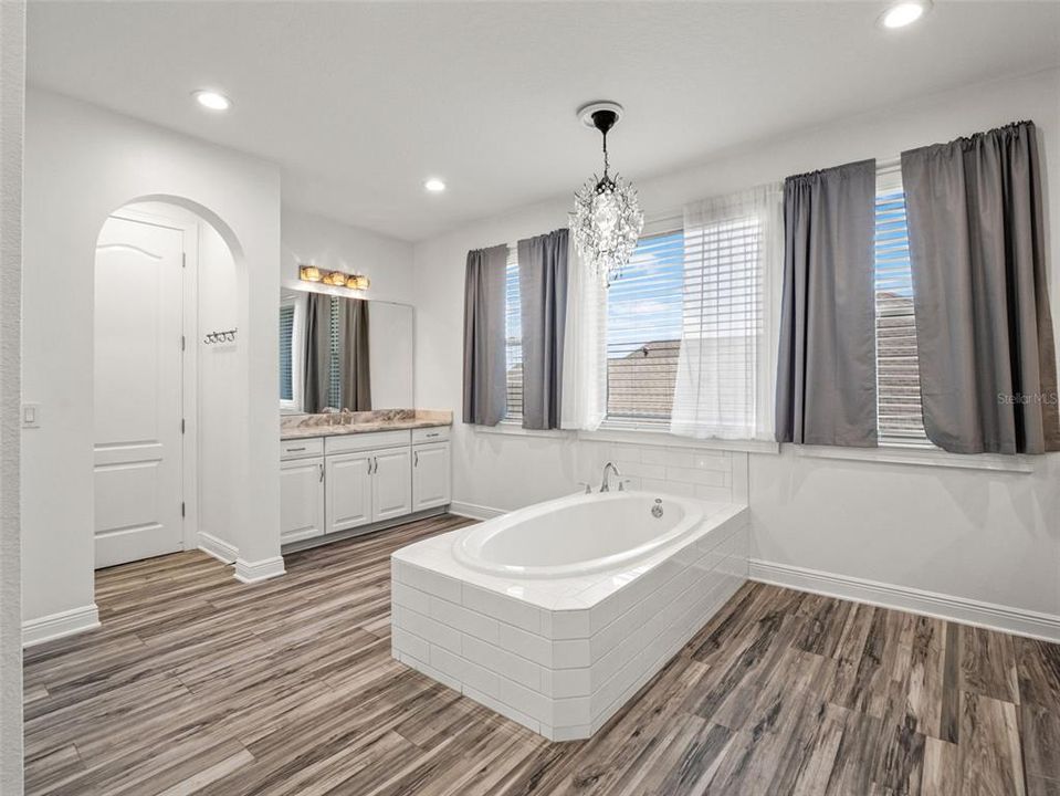 For Sale: $1,099,998 (6 beds, 4 baths, 5533 Square Feet)