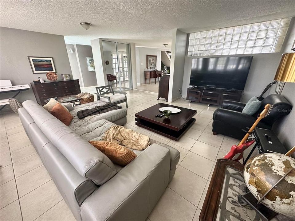 Activo con contrato: $675,000 (4 camas, 2 baños, 2321 Pies cuadrados)