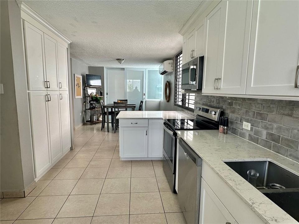 Activo con contrato: $675,000 (4 camas, 2 baños, 2321 Pies cuadrados)