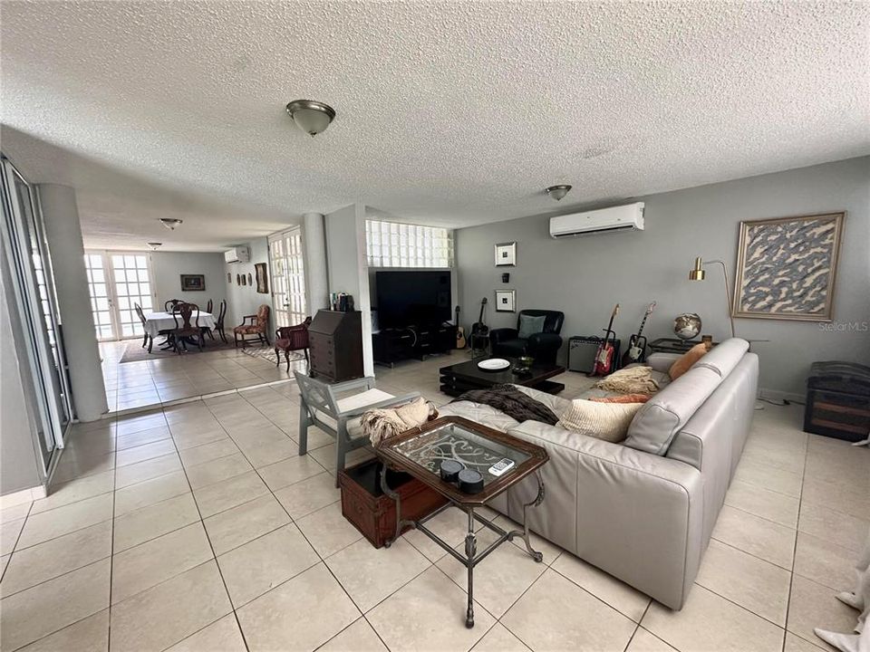 Activo con contrato: $675,000 (4 camas, 2 baños, 2321 Pies cuadrados)
