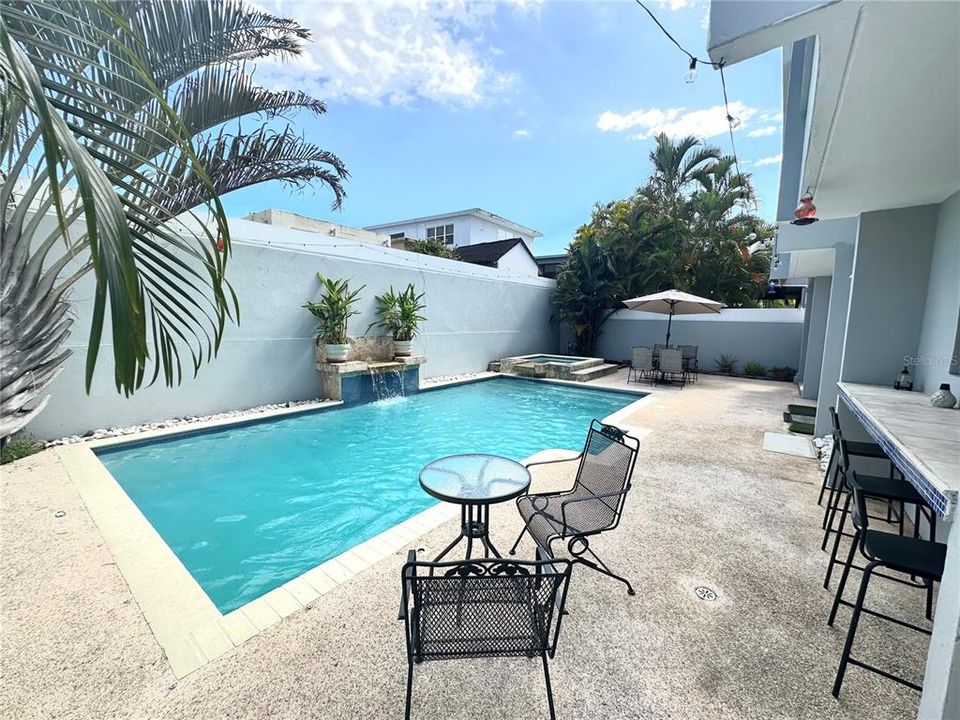 Activo con contrato: $675,000 (4 camas, 2 baños, 2321 Pies cuadrados)