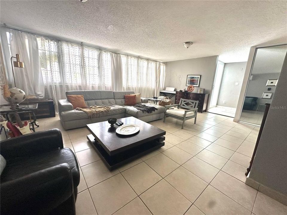 Activo con contrato: $675,000 (4 camas, 2 baños, 2321 Pies cuadrados)