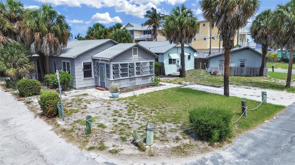 For Sale: $350,000 (2 beds, 1 baths, 808 Square Feet)