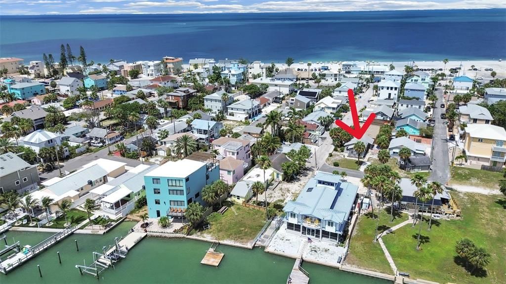 For Sale: $350,000 (2 beds, 1 baths, 808 Square Feet)