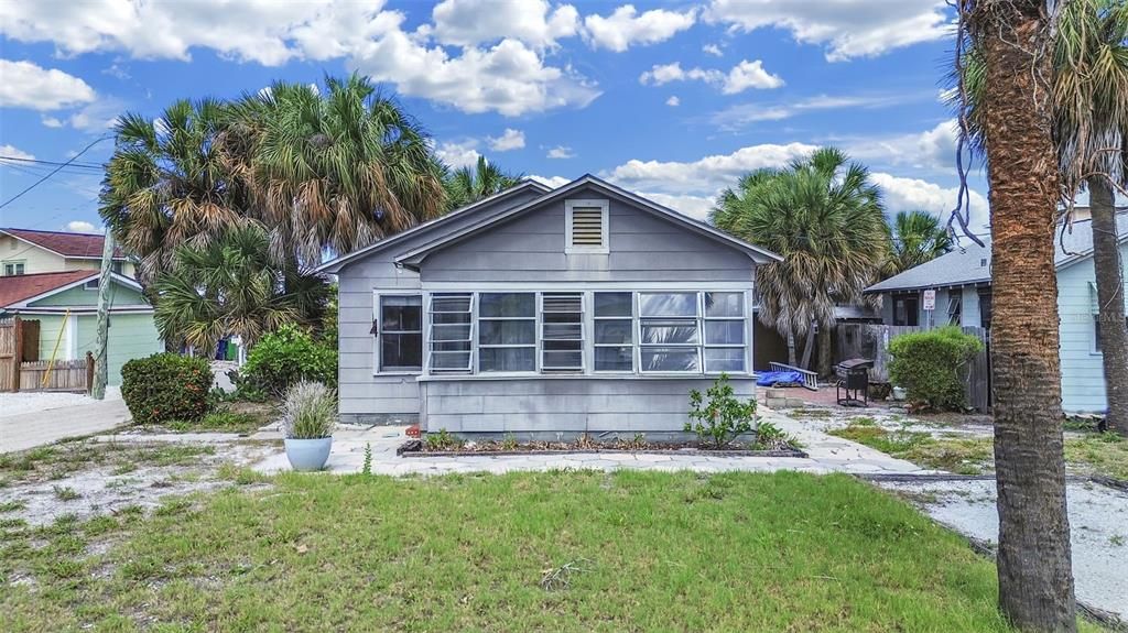 For Sale: $350,000 (2 beds, 1 baths, 808 Square Feet)