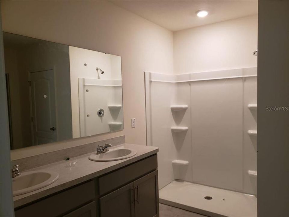 For Rent: $2,400 (4 beds, 2 baths, 1828 Square Feet)