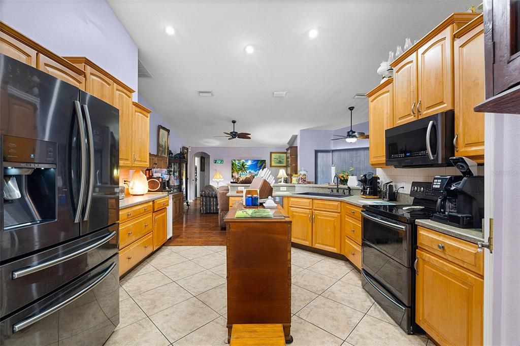 For Sale: $600,000 (5 beds, 3 baths, 2942 Square Feet)