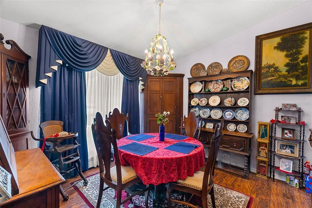 For Sale: $600,000 (5 beds, 3 baths, 2942 Square Feet)
