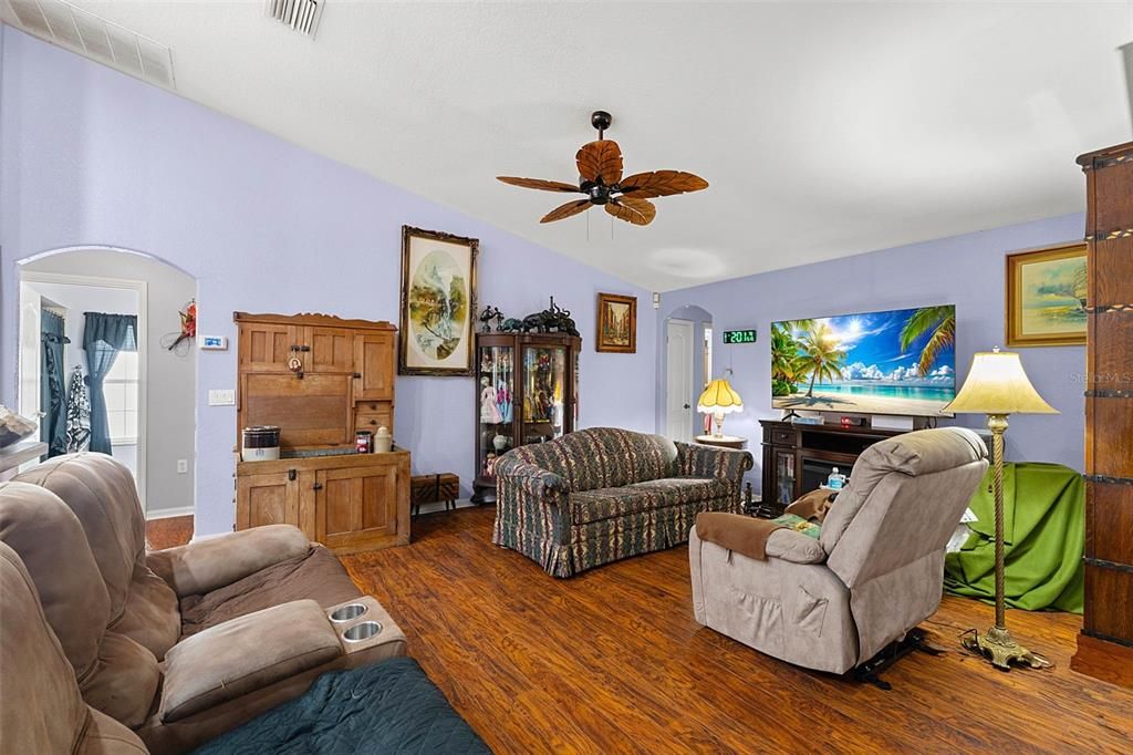 For Sale: $600,000 (5 beds, 3 baths, 2942 Square Feet)