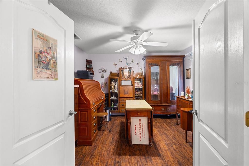 For Sale: $600,000 (5 beds, 3 baths, 2942 Square Feet)