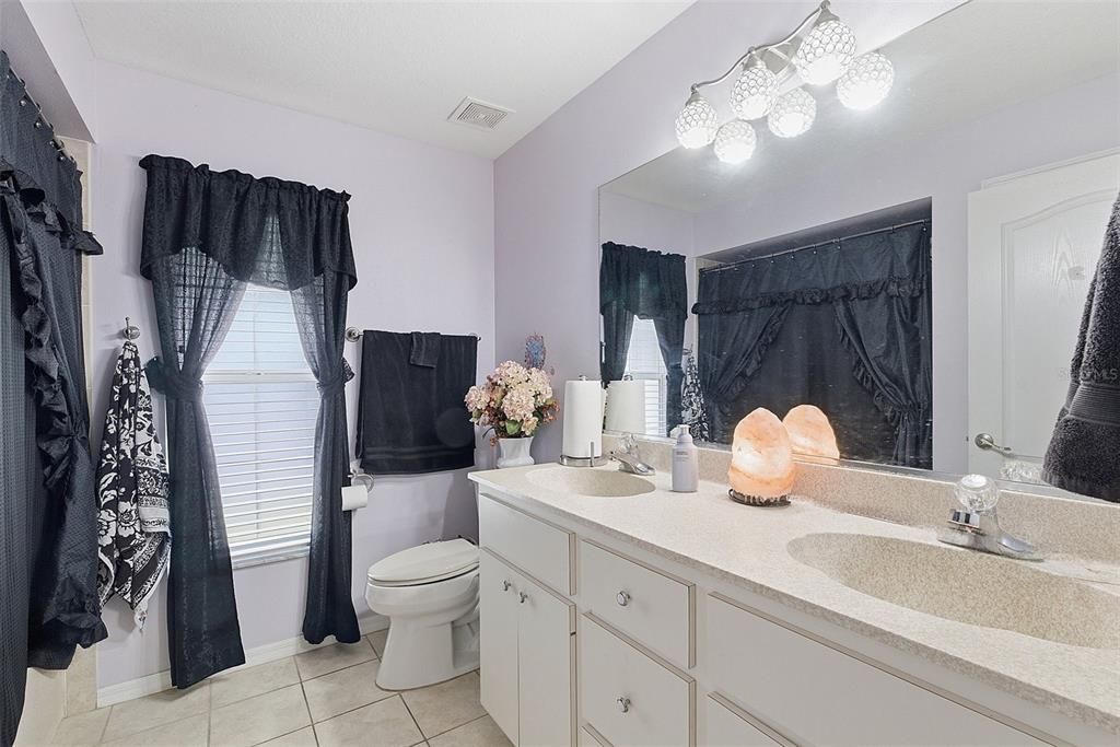 For Sale: $600,000 (5 beds, 3 baths, 2942 Square Feet)