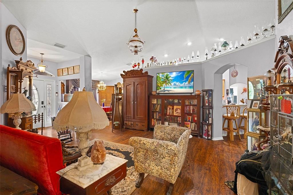 For Sale: $600,000 (5 beds, 3 baths, 2942 Square Feet)