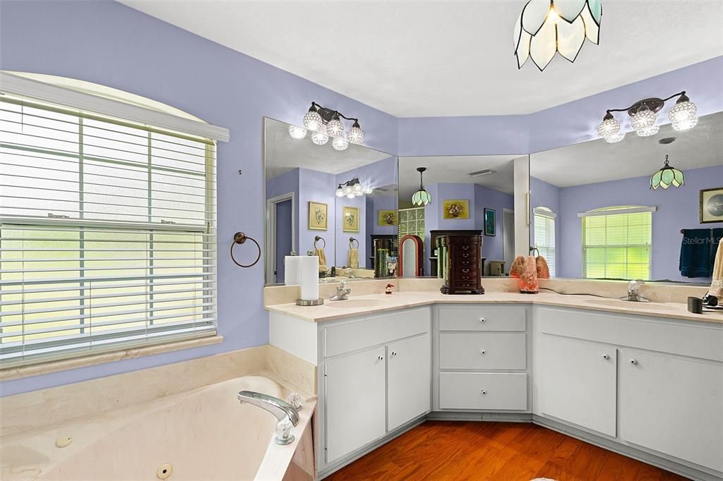 For Sale: $600,000 (5 beds, 3 baths, 2942 Square Feet)