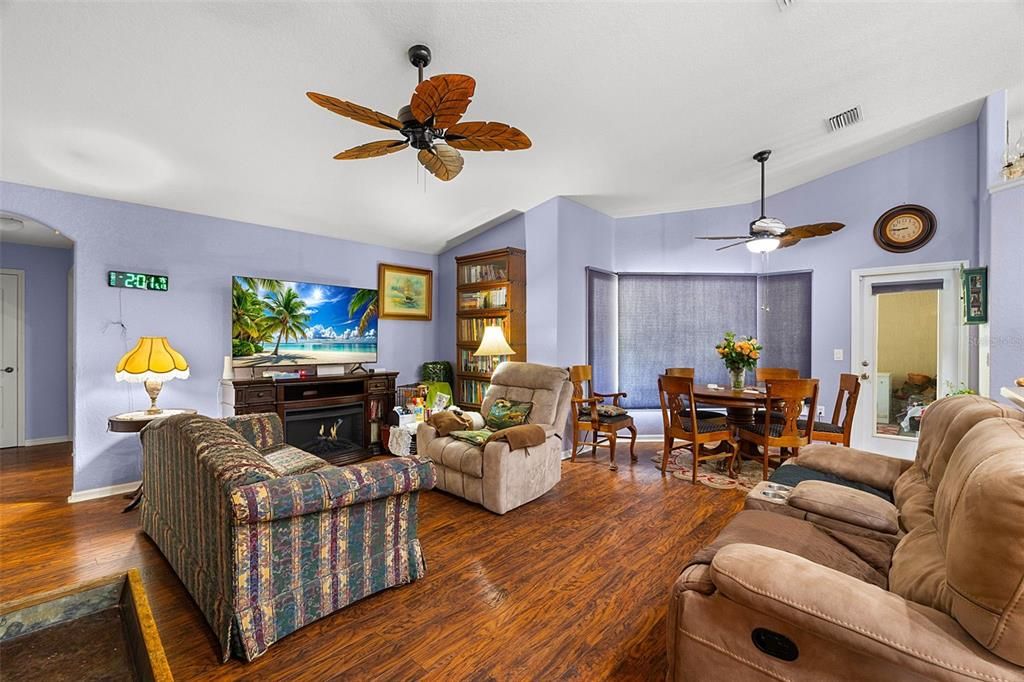 For Sale: $600,000 (5 beds, 3 baths, 2942 Square Feet)