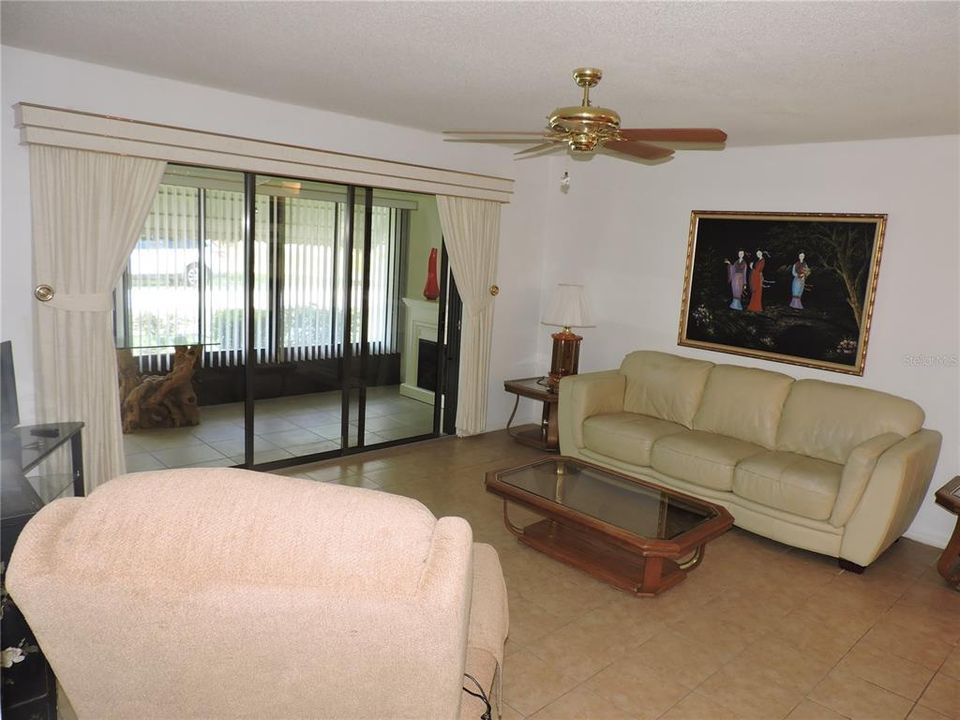 For Sale: $146,900 (2 beds, 2 baths, 958 Square Feet)