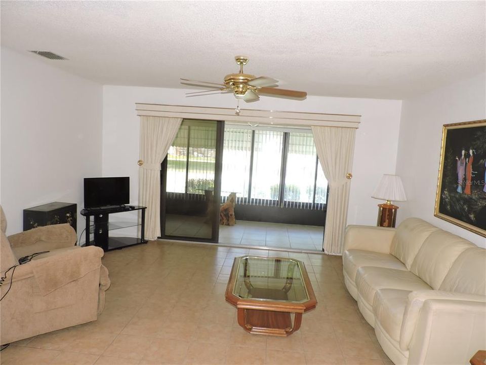 For Sale: $146,900 (2 beds, 2 baths, 958 Square Feet)