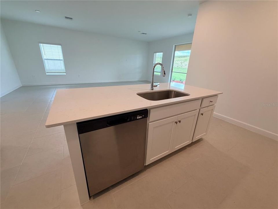 For Rent: $2,500 (4 beds, 3 baths, 1933 Square Feet)