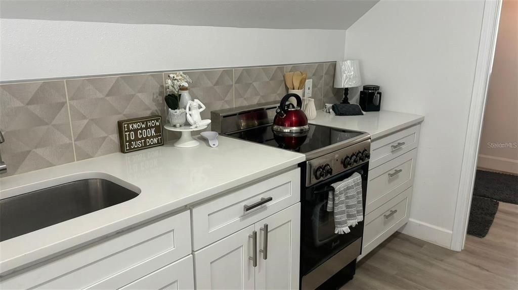 For Rent: $1,300 (2 beds, 1 baths, 800 Square Feet)