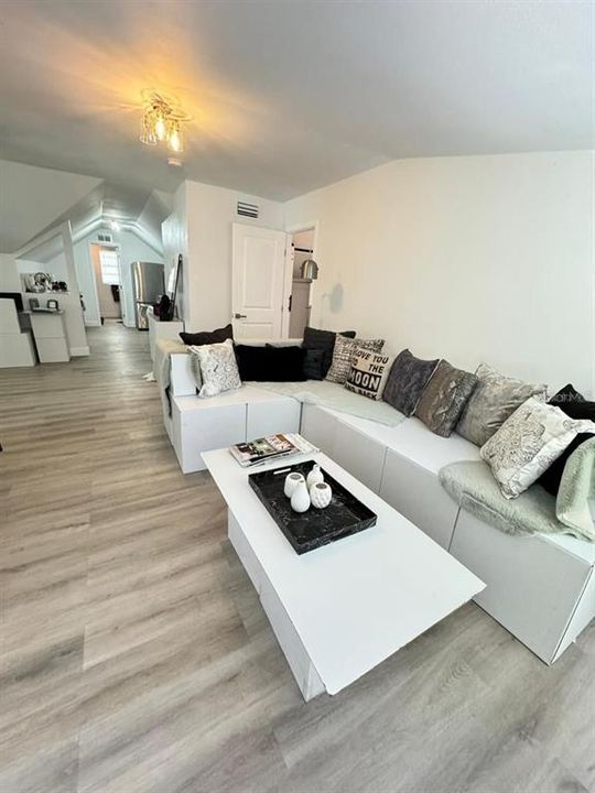 For Rent: $1,300 (2 beds, 1 baths, 800 Square Feet)