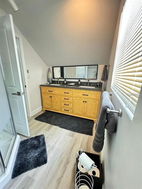For Rent: $1,300 (2 beds, 1 baths, 800 Square Feet)