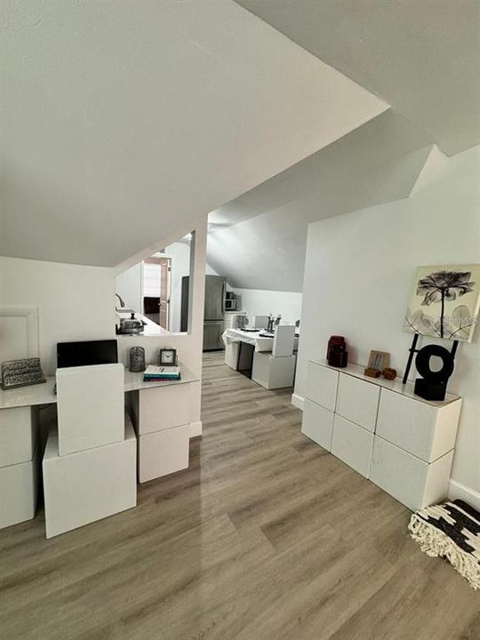 For Rent: $1,300 (2 beds, 1 baths, 800 Square Feet)